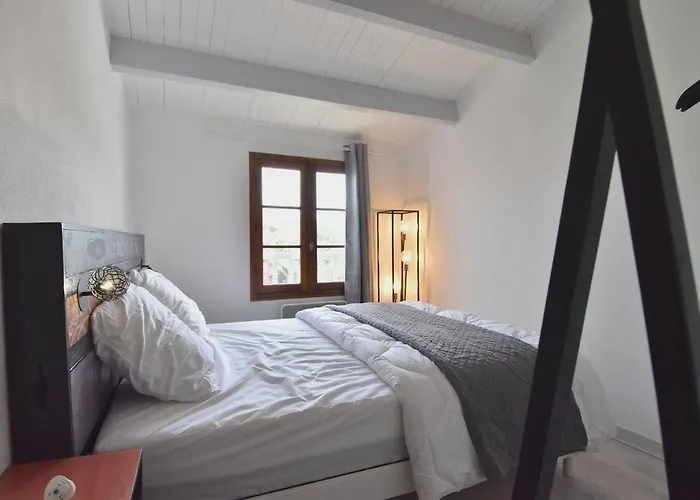 Maison A 300 M De La Et Centre Avec Piscine Villa *